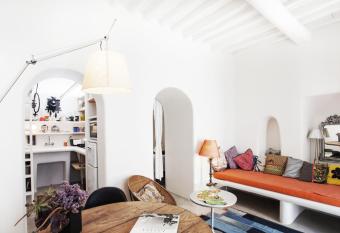 Eclectic & Artistic house in Mykonos town has Balcony rooms