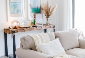 CAMBEIROS - Guest House allows 18 year olds to book a room