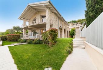 Villa Kiara has rooms with a private hot tub