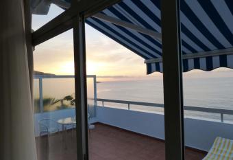 Penthouse direkt am Meer allows 18 year olds to book a room