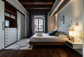 Molino Stucky Apartment Wi-Fi R&R allows 18 year olds to book a room