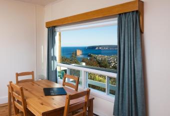 Au Pic de l'Aurore Motel-Chalets allows 18 year olds to book a room