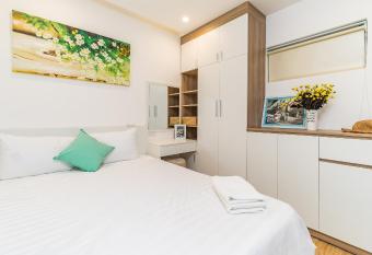 Da Nang Daisy Apartment has rooms with a private hot tub