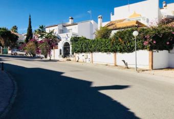 En alg  n lugar del mundo allows 18 year olds to book a room