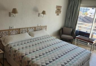 Hostal Roberto has Balcony rooms