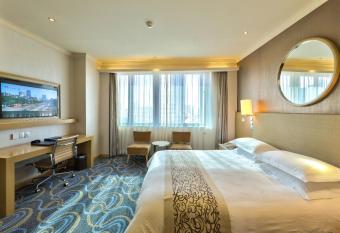 Ocean Hotel Guangzhou-TaoJin Metro Station has rooms with a private hot tub