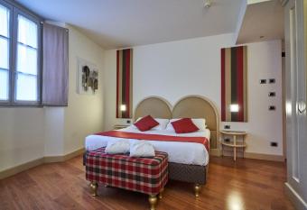 Hotel Centrale Best Western Signature Collection has rooms with a private hot tub