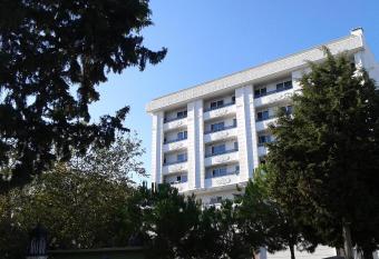 Guckar Sehrinn Oteli allows 18 year olds to book a room