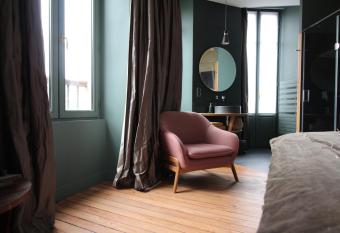 B&B L Escapade Bordelaise - C  t   Jardin allows 18 year olds to book a room