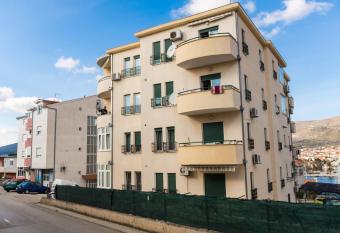 Apartman Ru  a has Smoking/Balcony rooms