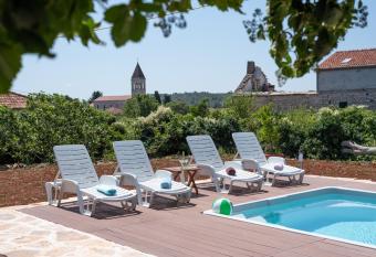 Holiday House Marko   allows 18 year olds to book a room