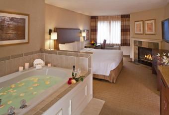 Silver Cloud Hotel - Seattle Lake Union has rooms with a private hot tub