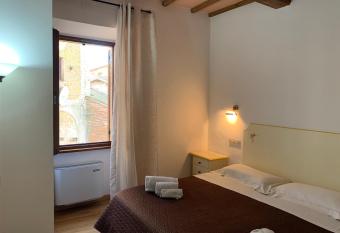 Residenza Via Dante has Balcony rooms