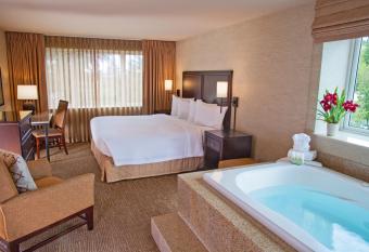 Eastgate Hotel, BW Signature Collection has rooms with a private hot tub