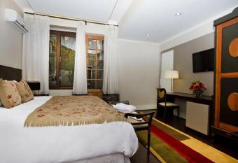 Casa Bueras Boutique Hotel has rooms with a private hot tub