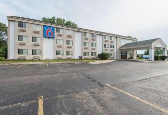 Motel 6 Lawrence Ks has Smoking rooms