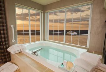 Silver Cloud Hotel - Mukilteo Waterfront has rooms with a private hot tub