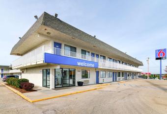 Motel 6 Topeka Northwest allows 18 year olds to book a room