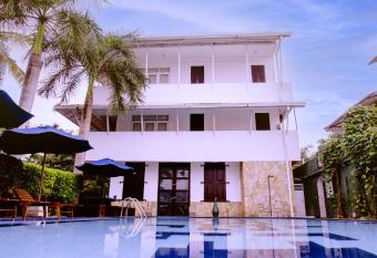 St.Lachlan Hotel & Suites has rooms with a private hot tub