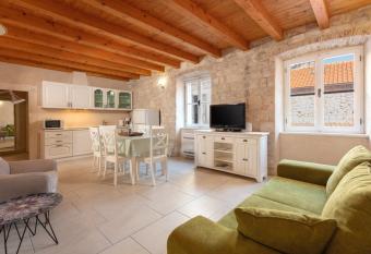 Villa Mama - Traditional Apartments in Omis, free parking has Balcony rooms