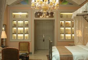 Albergo Hotel allows 18 year olds to book a room