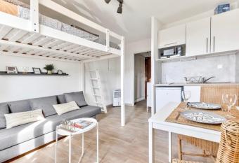 Studio avec piscines    500m de la plage allows 18 year olds to book a room