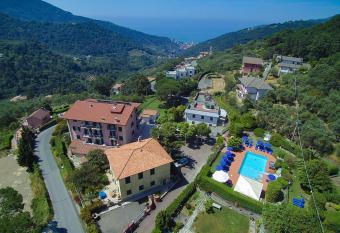 Hotel La Vigna allows 18 year olds to book a room