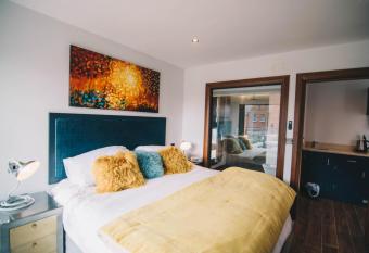 Antrim House Suites with private jacuzzi hot tub - adults only has Balcony rooms