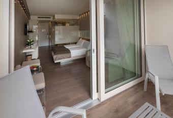 Park Hotel Imperial has rooms with a private hot tub