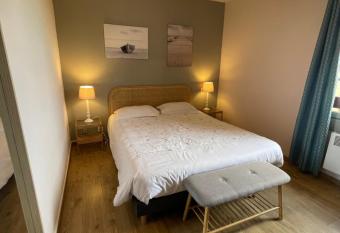 H  tel et RESTAURANT traditionnel L  Escalandes allows 18 year olds to book a room