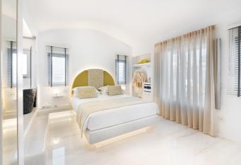 Emfasis Luxury Villa has rooms with a private hot tub