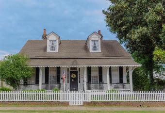 Riverboat Bed & Breakfast has Balcony rooms