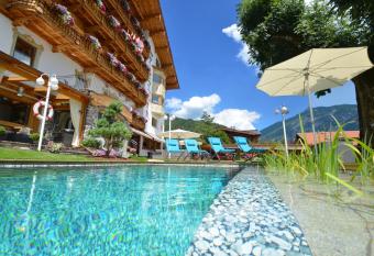Das AHT ALPINES LIFESTYLEHOTEL ADULTS ONLY ALPENHOTEL TYROL has Balcony rooms