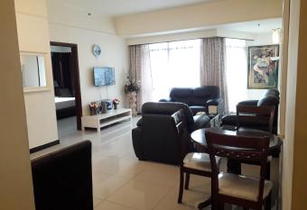 Welcome Service Suite At Times Square has rooms with a private hot tub