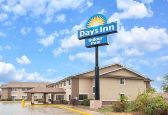 Days Inn by Wyndham Topeka allows 18 year olds to book a room