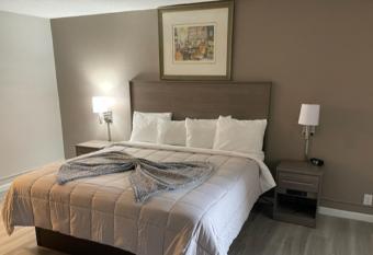 Whalers Inn and Suites has rooms with a private hot tub