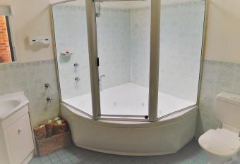 Big Trout Motel has rooms with a private hot tub