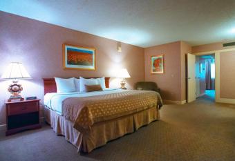 Ramada by Wyndham Topeka Downtown Hotel & Convention Center has rooms with a private hot tub