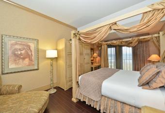 Prestige Harbourfront Resort, WorldHotels Luxury allows 18 year olds to book a room