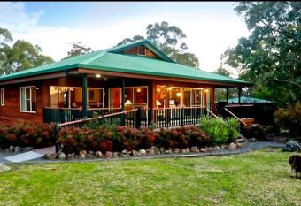 Valley View Luxury Retreat has Balcony rooms