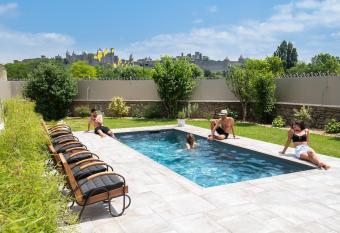 Sur le quai allows 18 year olds to book a room