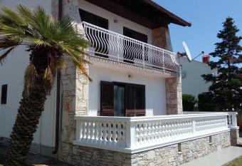 Villa Leona has Balcony rooms