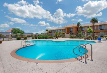 Knights Inn Palmdale allows 18 year olds to book a room