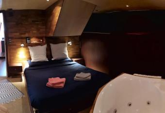Le Bateau Ivre allows 18 year olds to book a room