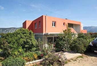 Apartmani Zute has Smoking/Balcony rooms