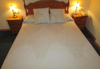 Hotel Mairena has rooms with a private hot tub