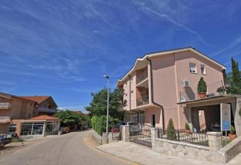 Villa Petra has Balcony rooms