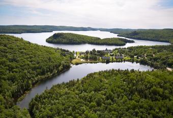 Auberge du Lac-  -l'Eau-Claire allows 18 year olds to book a room