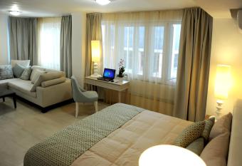 GreeceRent - ELEGANT Center allows 18 year olds to book a room