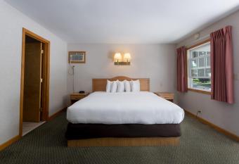Americas Best Value Inn & Suites Lake George has rooms with a private hot tub